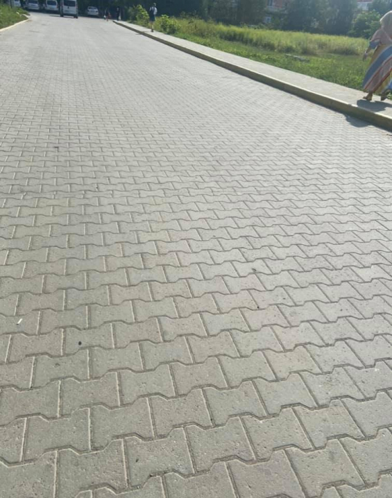 Безвідповідальність та безгосподарність: з’явились фото, як відновили тротуарну плитку на Героїв Майдану