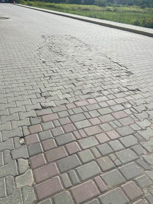 Безвідповідальність та безгосподарність: з’явились фото, як відновили тротуарну плитку на Героїв Майдану