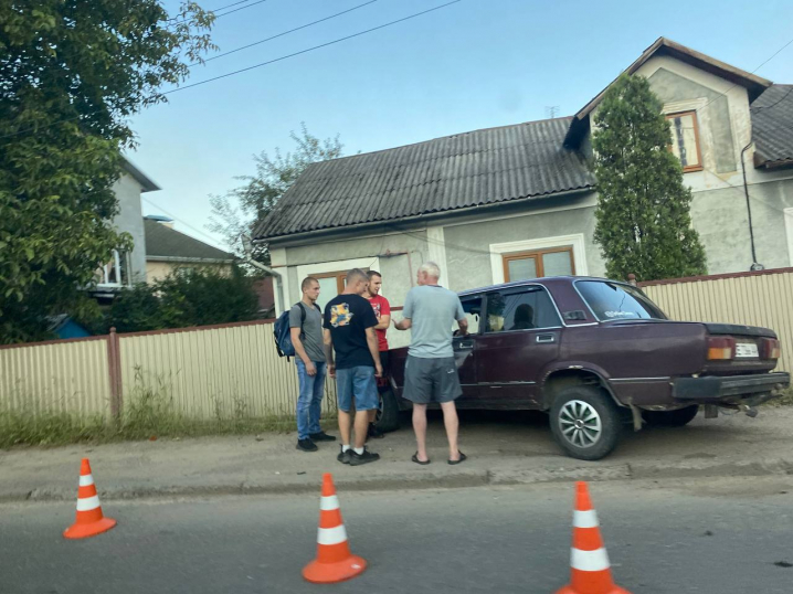 ДТП у Чернівцях: нетверезий водій легковика протаранив паркан