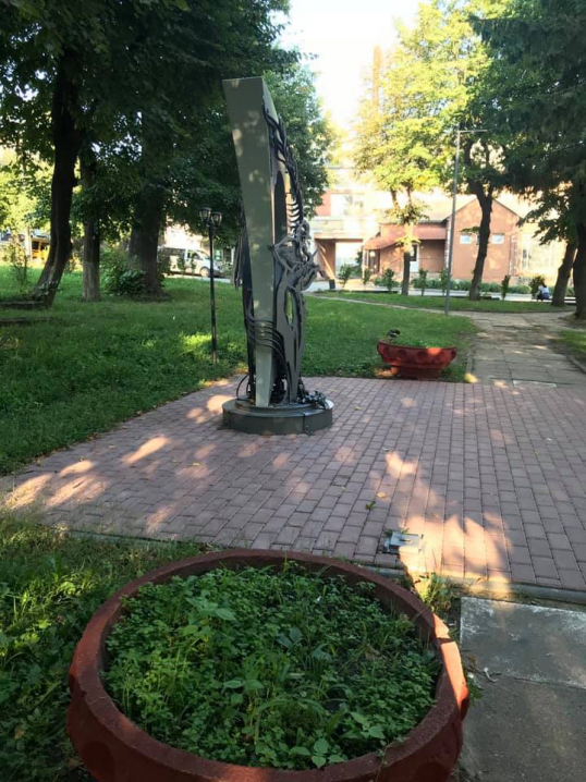 Кована інсталяція всесвітньо відомій пісні «Хава Нагіла» у Садгорі заросла бур’янами Кована інсталяція всесвітньо відомій пісні «Хава Нагіла» у Садгорі заросла бур’янами