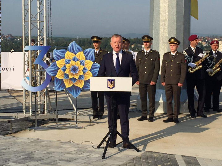 У Чернівцях урочисто підійняли найбільший синьо-жовтий стяг у області