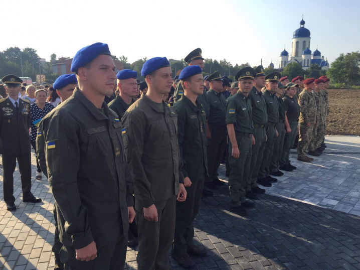 У Чернівцях урочисто підійняли найбільший синьо-жовтий стяг у області