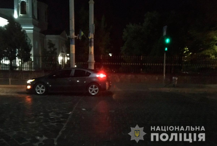 У центрі Чернівців вночі збили пішохода, який переходив дорогу на заборонений сигнал
