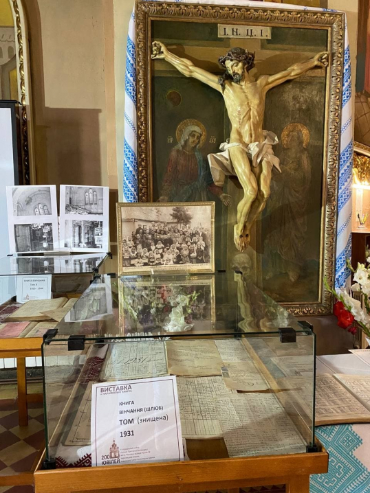 На виставці у Чернівцях показали старі метричні книги УГКЦ