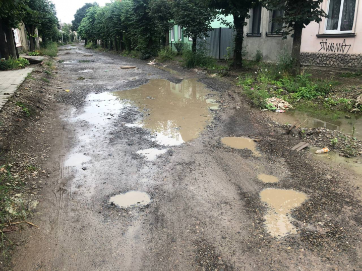 На вулиці Кармелюка у Чернівцях досі руїни, хоч влада обіцяла завершити ремонт цього року