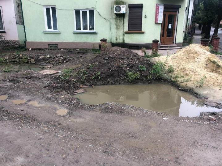 На вулиці Кармелюка у Чернівцях досі руїни, хоч влада обіцяла завершити ремонт цього року