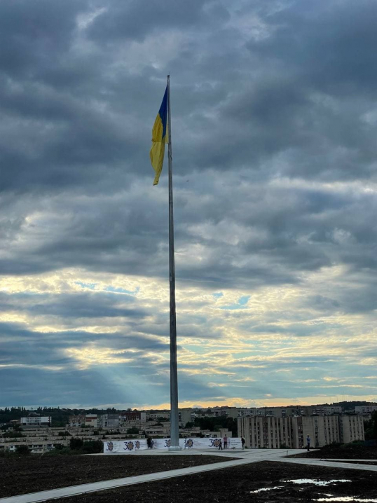 Прапор на найвищому флагштоці Буковини оперативно замінили