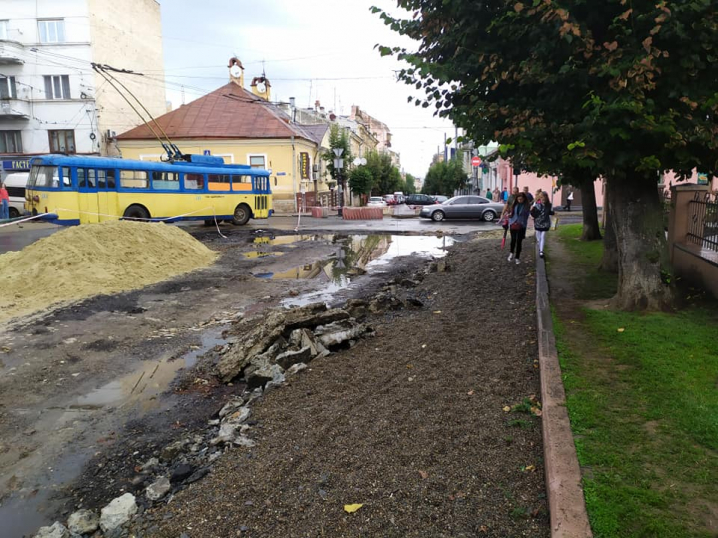 На Богдана Хмельницького діти змушені йти до школи через болото та гравій