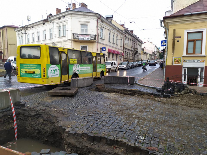 На Богдана Хмельницького діти змушені йти до школи через болото та гравій