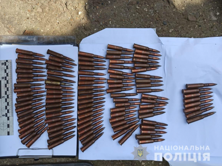 У буковинця вдома знайшли понад 2,5 тисячі конопель та два пістолети