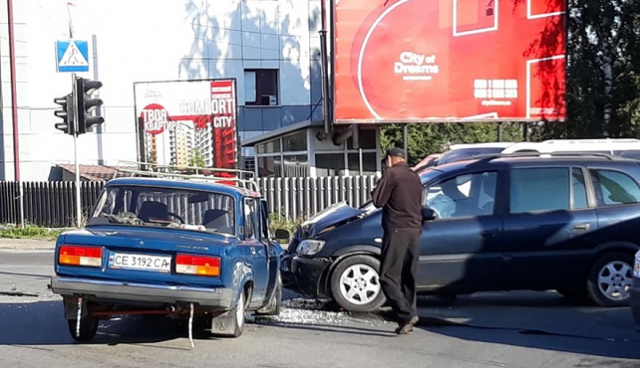 Хотів проскочити на червоне світло: у Чернівцях водій спричинив аварію Хотів проскочити на червоне світло: у Чернівцях водій спричинив аварію