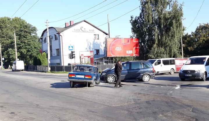 Хотів проскочити на червоне світло: у Чернівцях водій спричинив аварію Хотів проскочити на червоне світло: у Чернівцях водій спричинив аварію