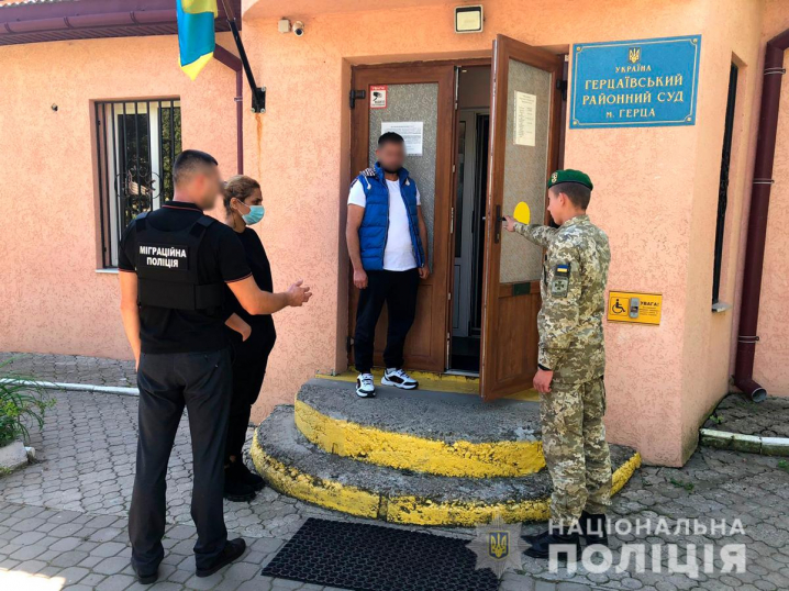 На Буковині затримали  дальнобійника з Туреччини, бо той намагався ввезти в Україну жінку з Ірану
