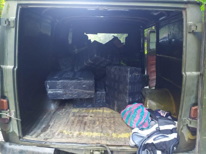 На Буковині контрабандисти покинули мікроавтобус з сигаретами на пів мільйона гривень та втекли