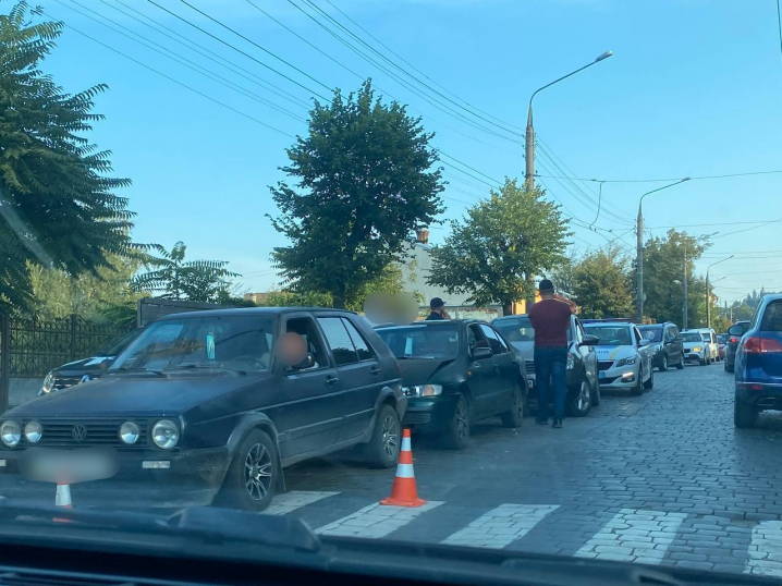 У Чернівцях перед пішоходним переходом зіткнулися три автівки