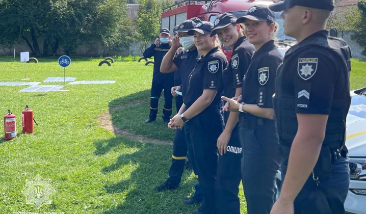Патрульні спільно із працівниками ДСНС провели захід "День з поліцейським та рятівником"