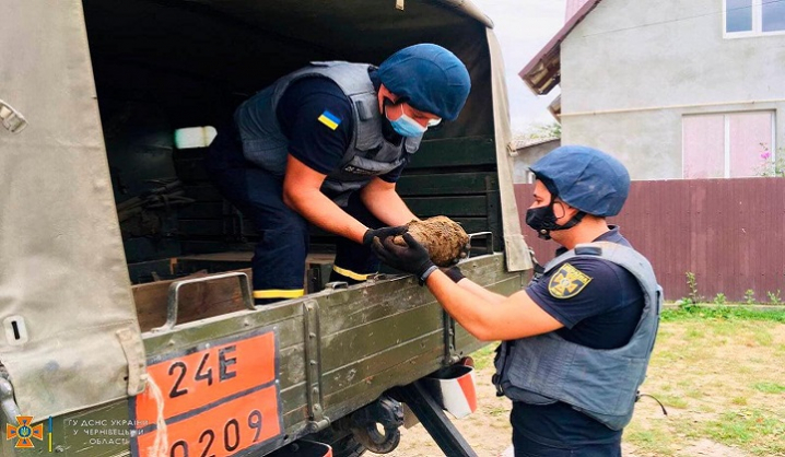 На Буковині піротехніки знищили 2 артилерійських снаряди часів минулих світових воєн