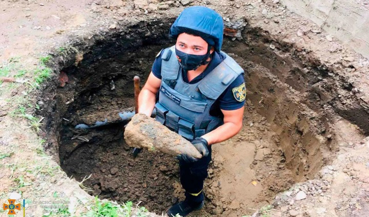 На Буковині піротехніки знищили 2 артилерійських снаряди часів минулих світових воєн