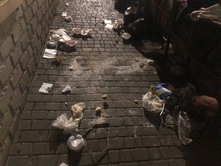 Центр Чернівців знову потопає у смітті