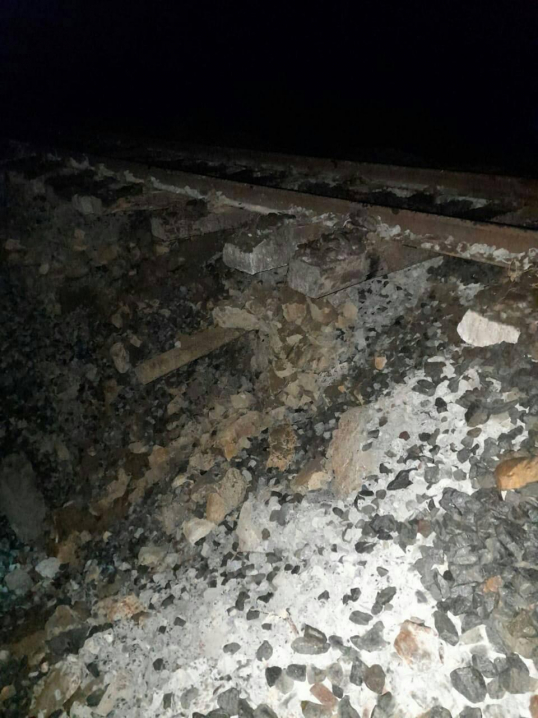 На Буковині під залізничною колією знову утворилось провалля: як буде їхати столичний потяг