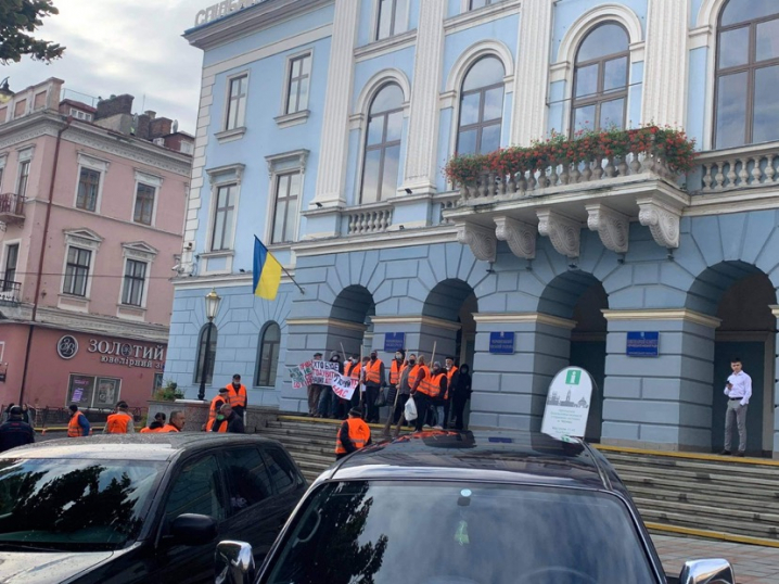 «Ми працюємо чесно, а ви?»: під стiнами Чернівецької міської ради мітингують двірники