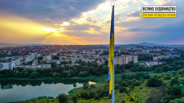 З'явилися світлини найбільшого прапора Буковини з висоти пташиного польоту