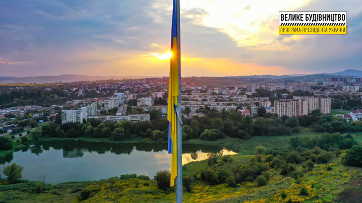 З'явилися світлини найбільшого прапора Буковини з висоти пташиного польоту
