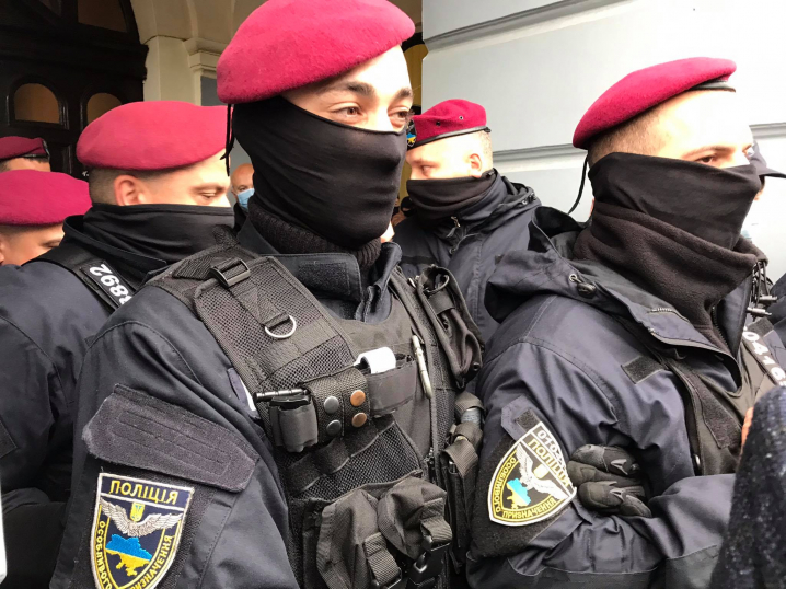Десятки поліцейських та вхід за перепустками: у Чернівцях під ратушею розпочалася тиснява