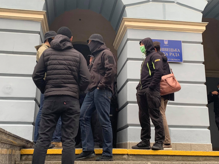 Десятки поліцейських та вхід за перепустками: у Чернівцях під ратушею розпочалася тиснява