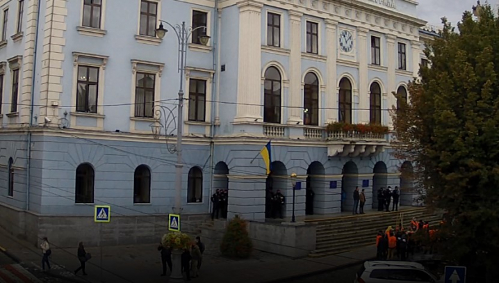 До сесійної зали Чернівецької міськради зайшли поліцейські, сесія досі не розпочалася (наживо)