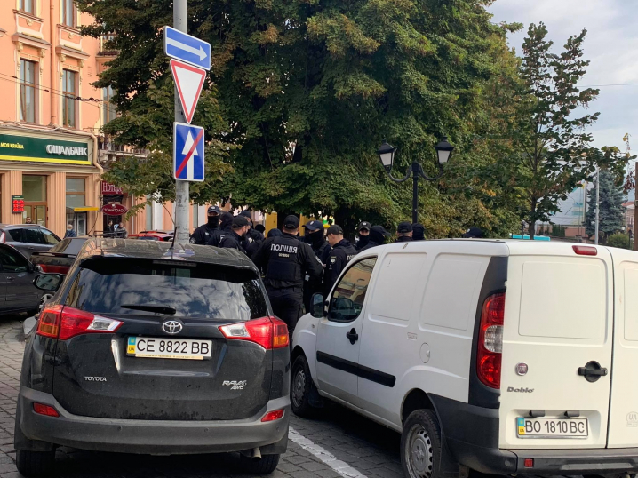 У Чернівцях на сходах ратуші чергують нацгвардійці і "тітушки": чи відбудеться сесія?