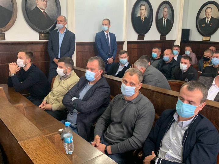 Сесійна зала Чернівецької міськради переповнена чиновниками та членами політсили Клічука