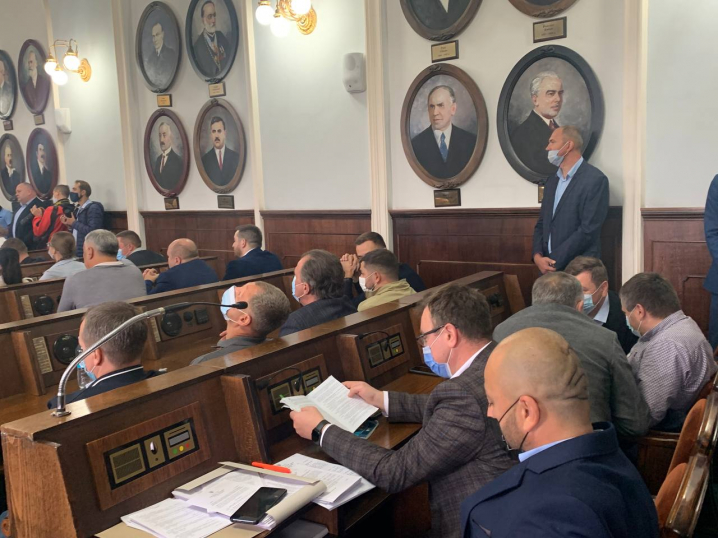 Сесійна зала Чернівецької міськради переповнена чиновниками та членами політсили Клічука