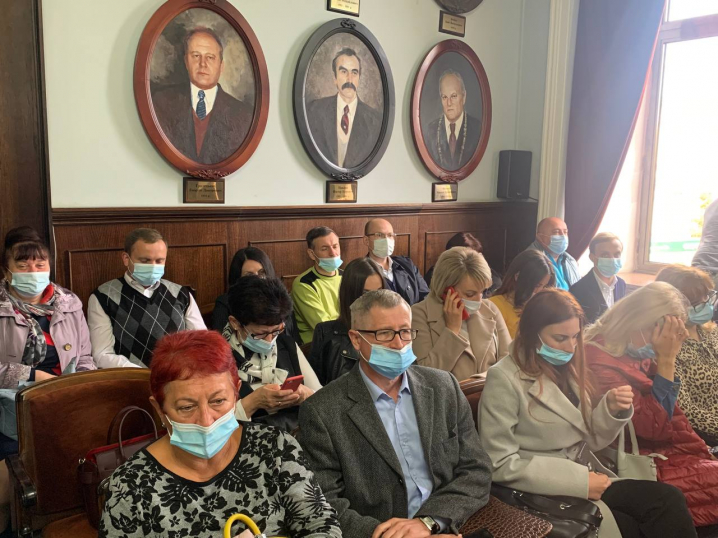 Сесійна зала Чернівецької міськради переповнена чиновниками та членами політсили Клічука