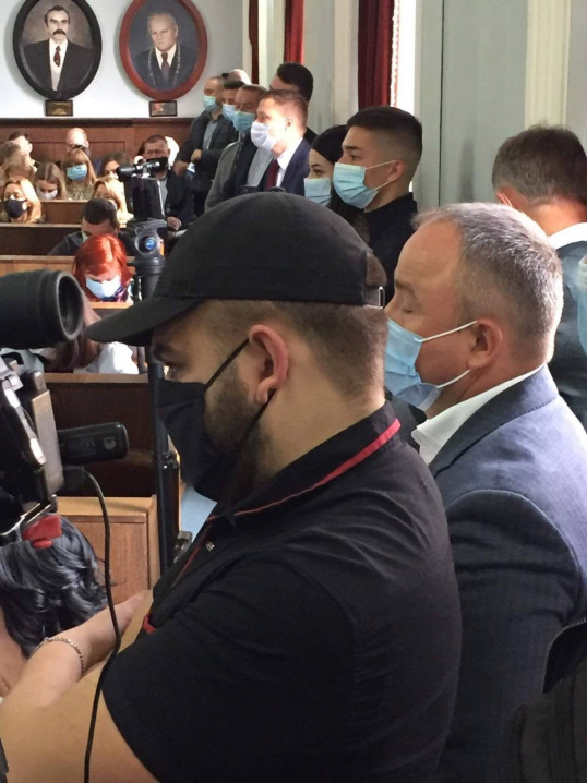 Сесійна зала Чернівецької міськради переповнена чиновниками та членами політсили Клічука