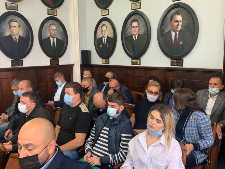 Сесійна зала Чернівецької міськради переповнена чиновниками та членами політсили Клічука