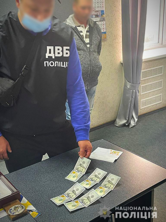 На Буковині співробітники Укрзалізниці пропонували поліцейському 1000 доларів США за уникнення відповідальності