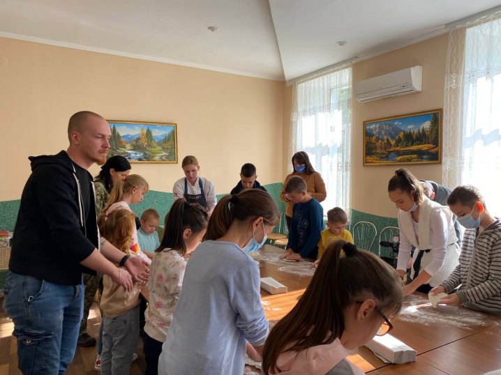 У Чернівецькому прикордонному загоні дітей навчали виготовляти піцу