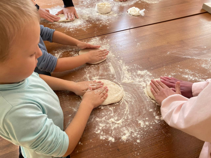У Чернівецькому прикордонному загоні дітей навчали виготовляти піцу