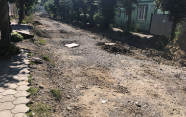 Руїни вулиці Кармелюка вже поросли бур'яном: обіцяний ремонт ніхто не робить