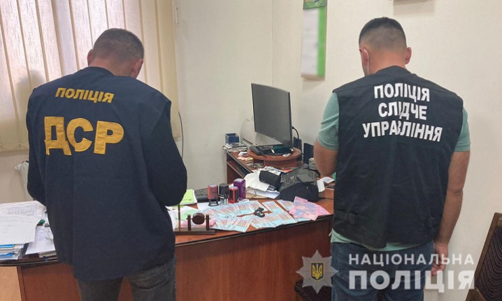Вимагали хабар за оренду оздоровчого табору: на Буковині затримали голів профспілок у корупції