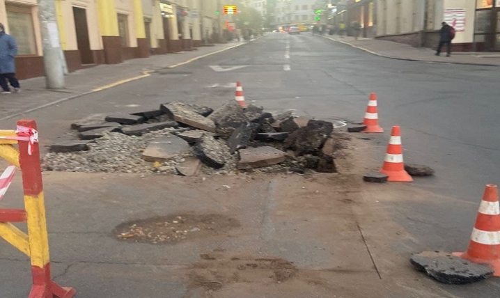 У Чернівцях розкопали свіжоустелений асфальт на перехресті Центральної площі та Університетської У Чернівцях розкопали свіжоустелений асфальт на перехресті Центральної площі та Університетської
