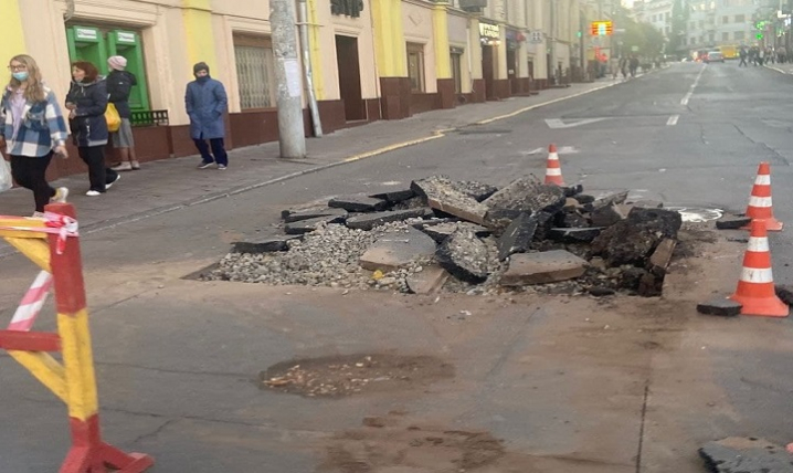 У Чернівцях розкопали свіжоустелений асфальт на перехресті Центральної площі та Університетської У Чернівцях розкопали свіжоустелений асфальт на перехресті Центральної площі та Університетської