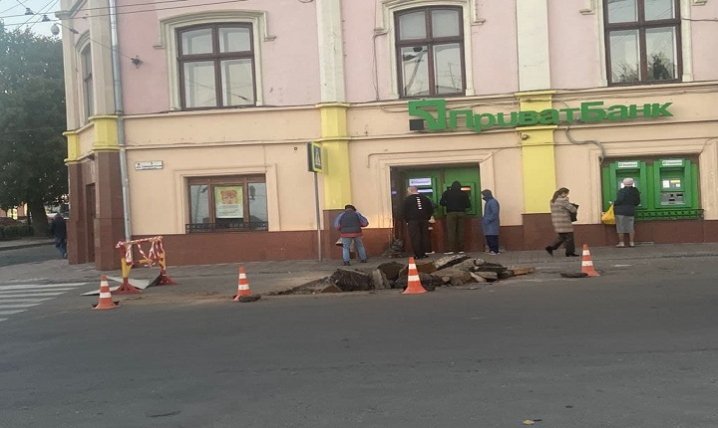 У Чернівцях розкопали свіжоустелений асфальт на перехресті Центральної площі та Університетської У Чернівцях розкопали свіжоустелений асфальт на перехресті Центральної площі та Університетської