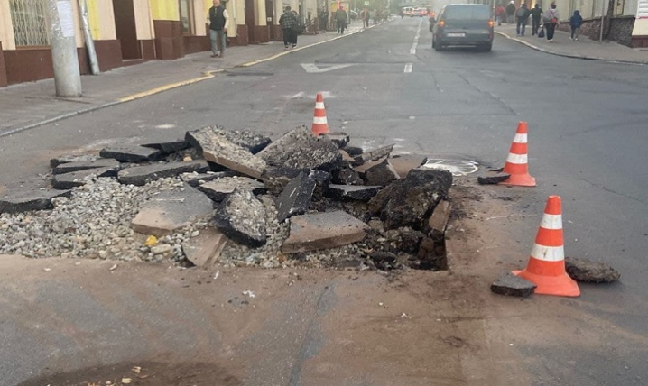 У Чернівцях розкопали свіжоустелений асфальт на перехресті Центральної площі та Університетської У Чернівцях розкопали свіжоустелений асфальт на перехресті Центральної площі та Університетської
