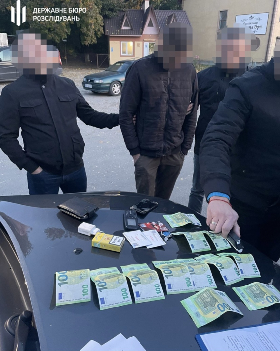 Покривав контрабандистів: на Буковині затримали прикордонника на хабарі
