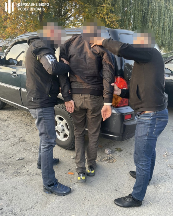 Покривав контрабандистів: на Буковині затримали прикордонника на хабарі