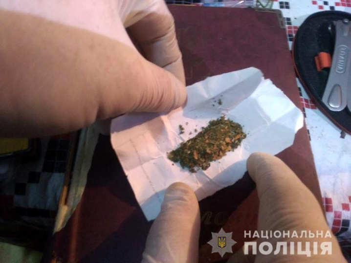 Під виглядом поліцейського виманював кошти: викрили шахрая, який виманив з буковинки 50 тисяч гривень