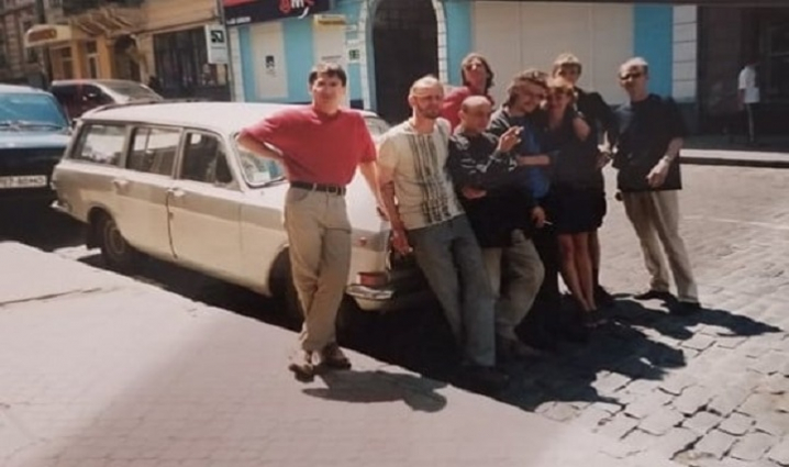 "Ми всі думали, що будемо вічно молодими". Чернівчани згадують вокаліста "Мертвого півня", який помер у Львові "Ми всі думали, що будемо вічно молодими". Чернівчани згадують вокаліста "Мертвого півня", який помер у Львові