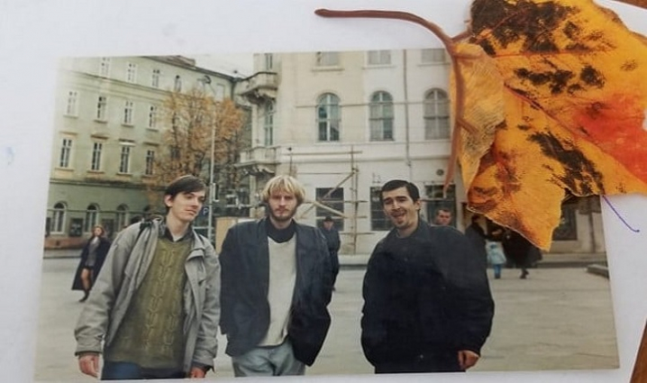 "Ми всі думали, що будемо вічно молодими". Чернівчани згадують вокаліста "Мертвого півня", який помер у Львові "Ми всі думали, що будемо вічно молодими". Чернівчани згадують вокаліста "Мертвого півня", який помер у Львові